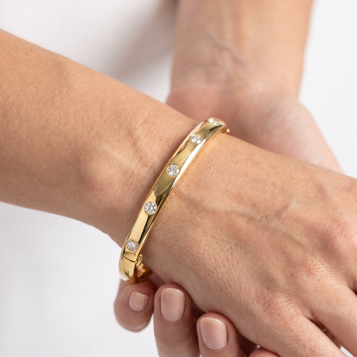 _lifestyle_image@SKU:B694G-LADR0010000DY #metal_14k-yellow-gold-vermeil+origin_lab-grown+quality_g-si