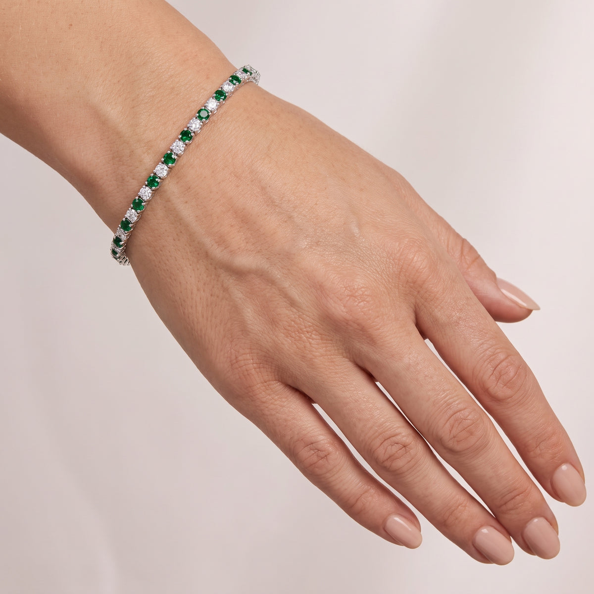_lifestyle_image@SKU:B740G-EMDR0200000DW #metal_silver+origin_lab-created