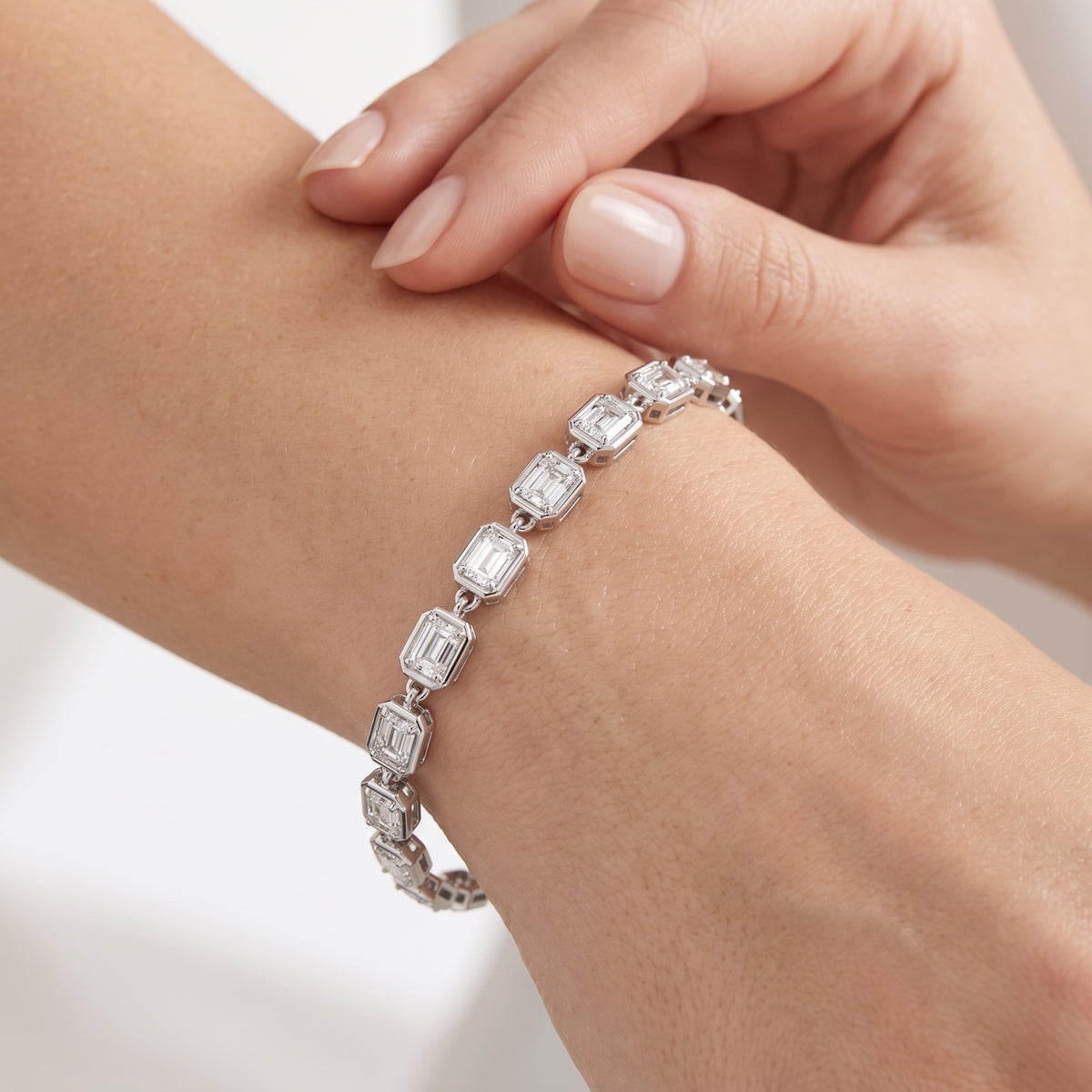 _lifestyle_image@SKU:B7687-LADE0400000DW #metal_silver+origin_lab-grown+quality_g-si