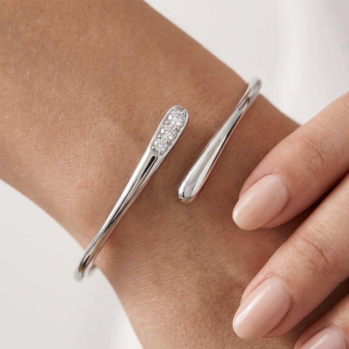 _lifestyle_image@SKU:B8226-LADR00250001W #metal_10k-white-gold+origin_lab-grown+quality_g-si