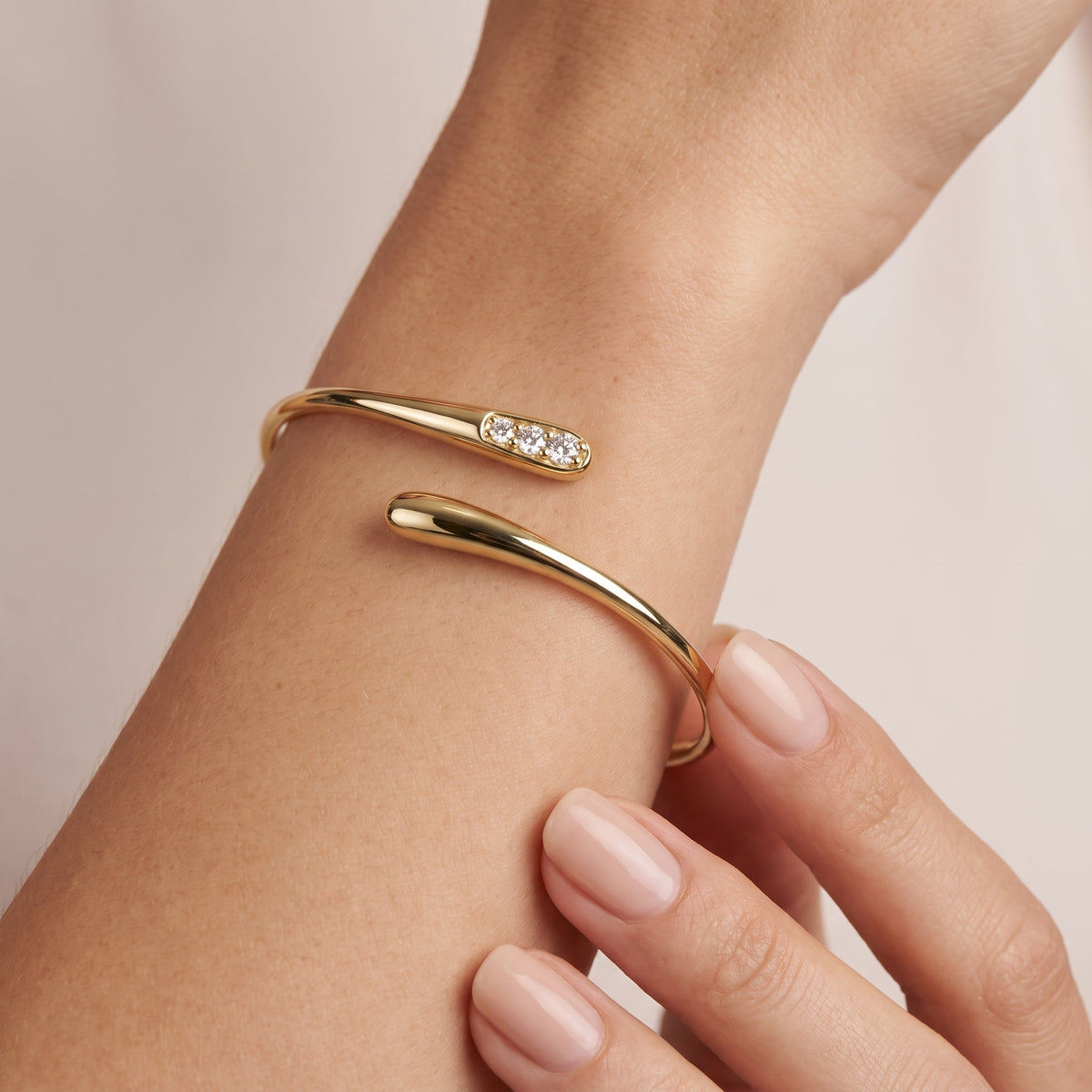 _lifestyle_image@SKU:B8226-LADR00250001Y #metal_10k-yellow-gold+origin_lab-grown+quality_g-si