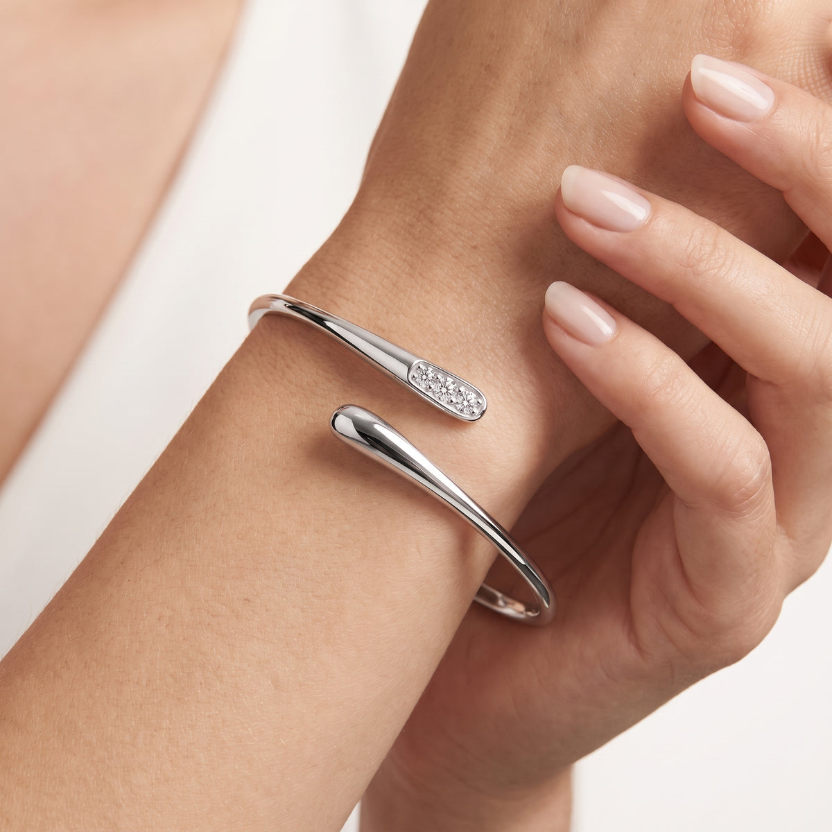 _lifestyle_image@SKU:B8226-LADR0025000DW #metal_silver+origin_lab-grown+quality_g-si