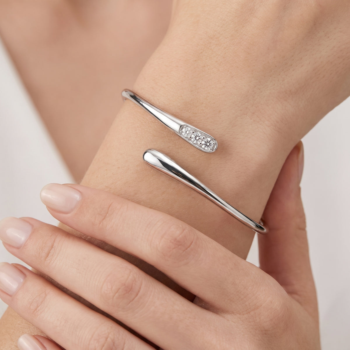 _lifestyle_image@SKU:B8226-LADR00500001W #metal_10k-white-gold+origin_lab-grown+quality_g-si