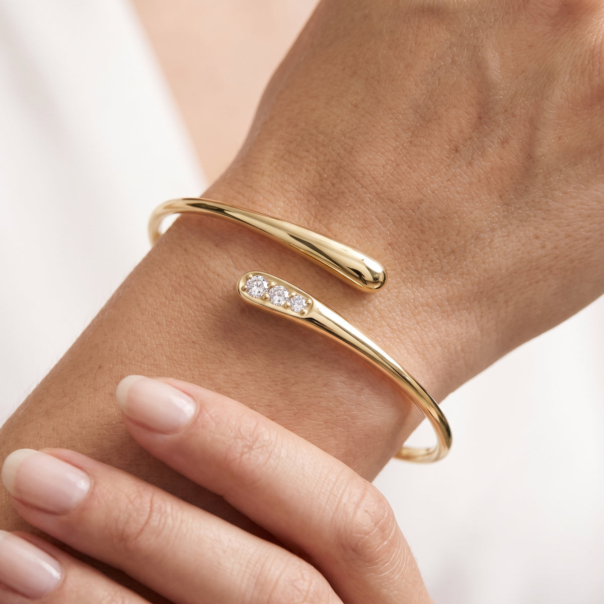 _lifestyle_image@SKU:B8226-LADR00500001Y #metal_10k-yellow-gold+origin_lab-grown+quality_g-si