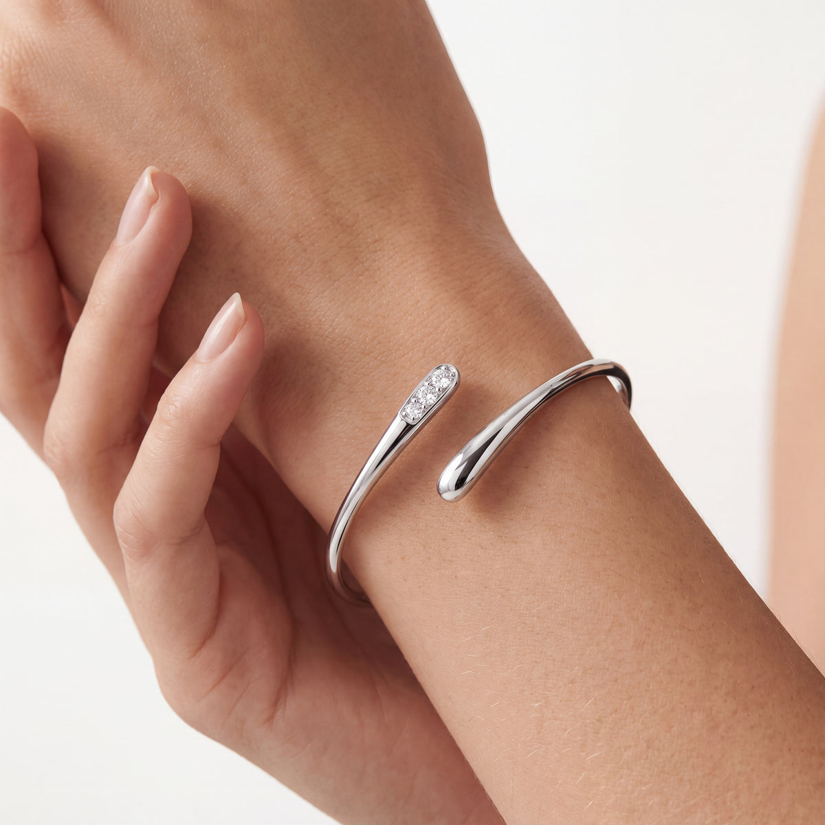 _lifestyle_image@SKU:B8226-LADR0050000DW #metal_silver+origin_lab-grown+quality_g-si