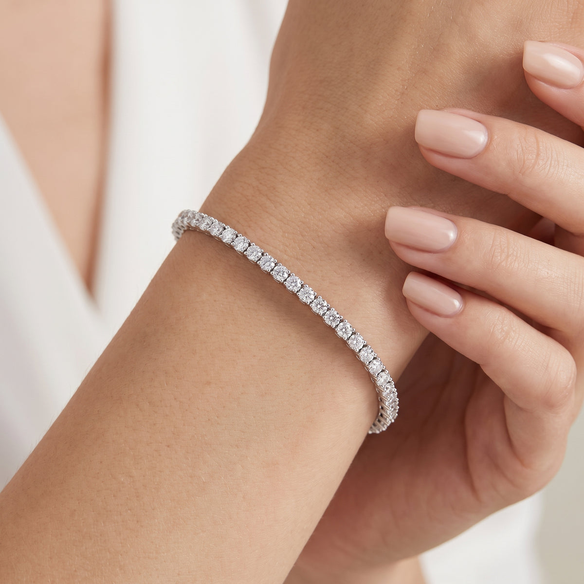 _lifestyle_image@SKU:B8996-LADR00990004W #metal_10k-white-gold+origin_lab-grown+quality_g-si