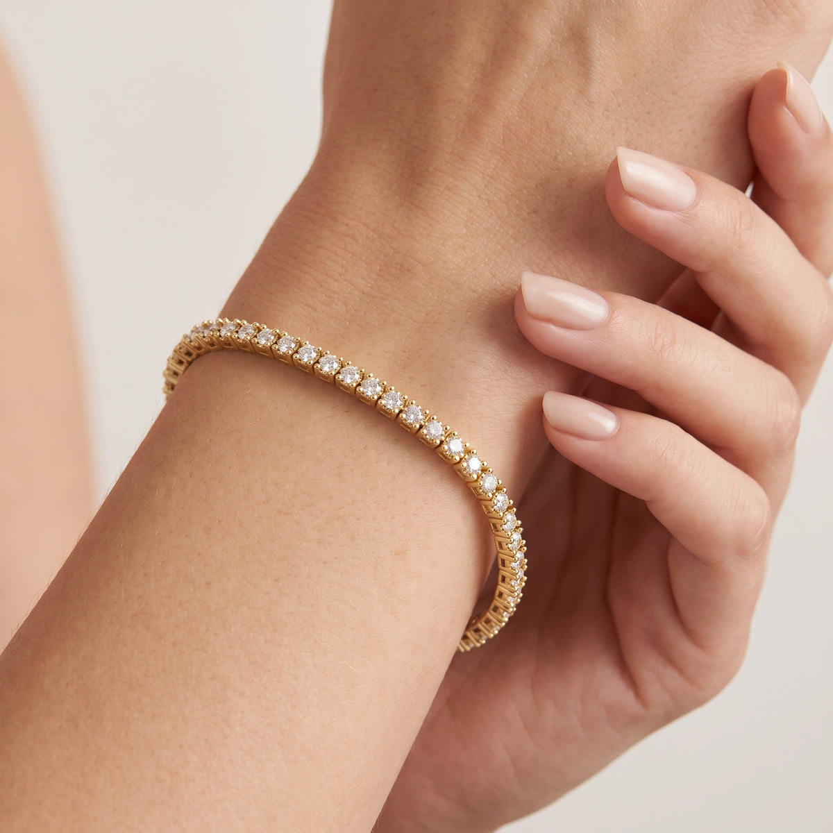 _lifestyle_image@SKU:B8996-LADR00990004Y #metal_10k-yellow-gold+origin_lab-grown+quality_g-si