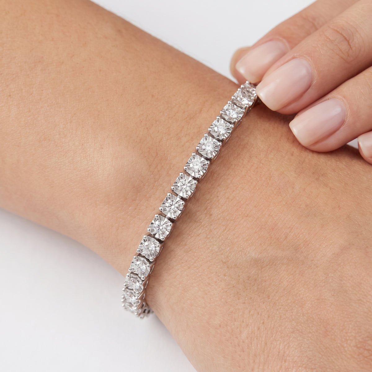 _lifestyle_image@SKU:B8996-LADR02010004W #metal_10k-white-gold+origin_lab-grown+quality_g-si