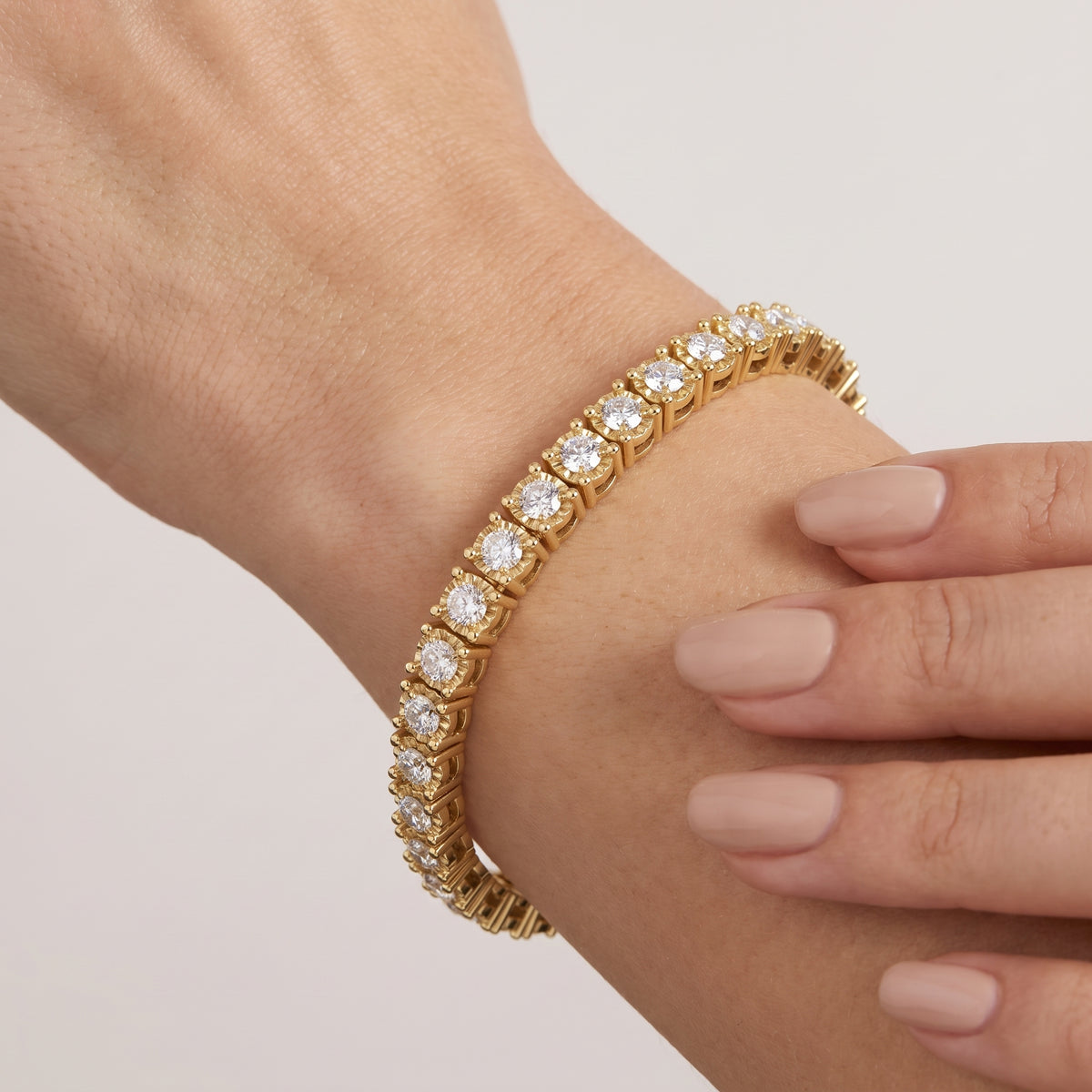 _lifestyle_image@SKU:B8996-LADR02010004Y #metal_10k-yellow-gold+origin_lab-grown+quality_g-si