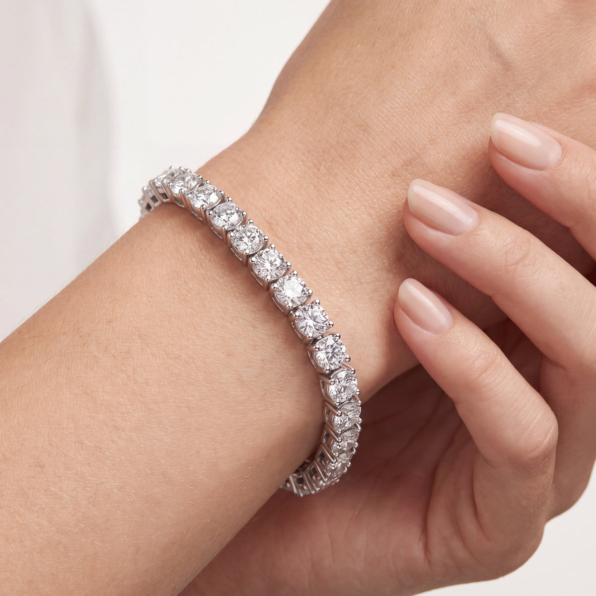 _lifestyle_image@SKU:B8996-LADR0201000SS #metal_silver+origin_lab-grown+quality_g-si
