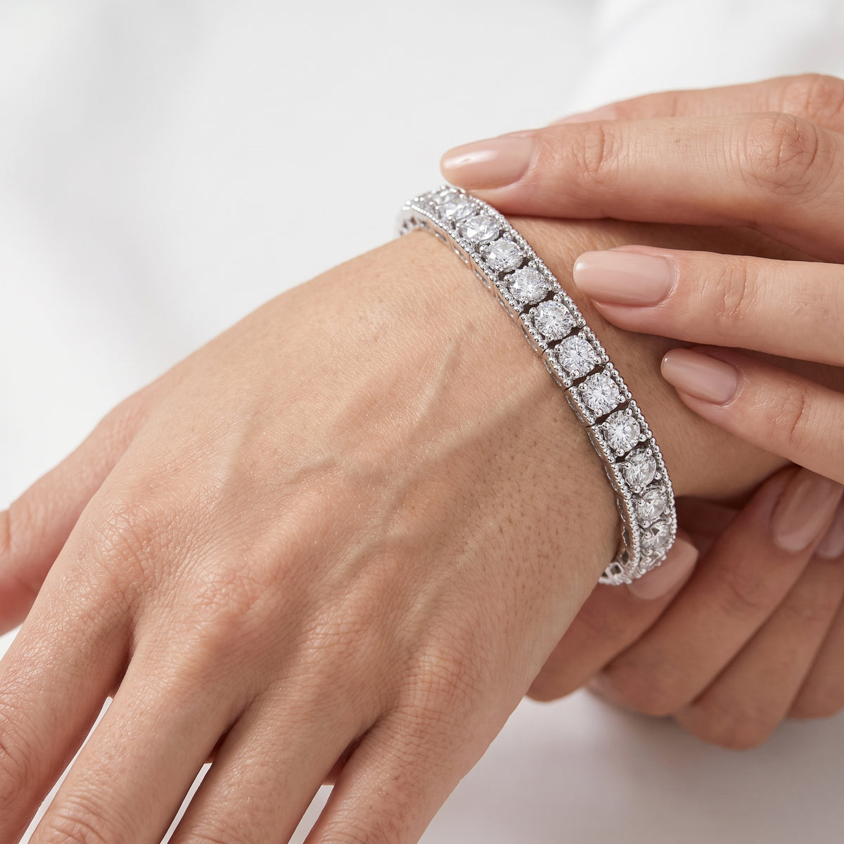 _lifestyle_image@SKU:B8996-LADR02960004W #metal_10k-white-gold+origin_lab-grown+quality_g-si