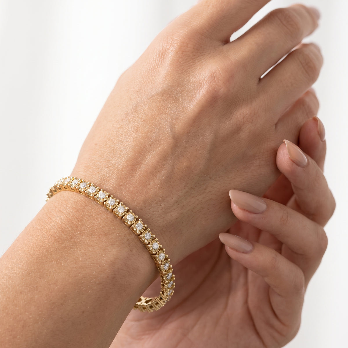_lifestyle_image@SKU:B8996-LADR02960004Y #metal_10k-yellow-gold+origin_lab-grown+quality_g-si
