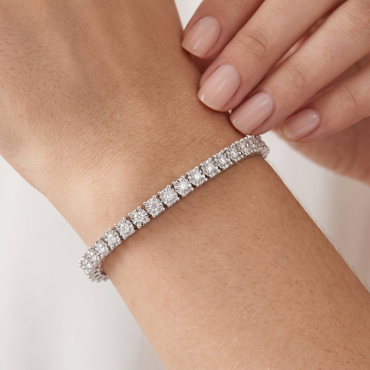 _lifestyle_image@SKU:B8996-LADR0296000SS #metal_silver+origin_lab-grown+quality_g-si
