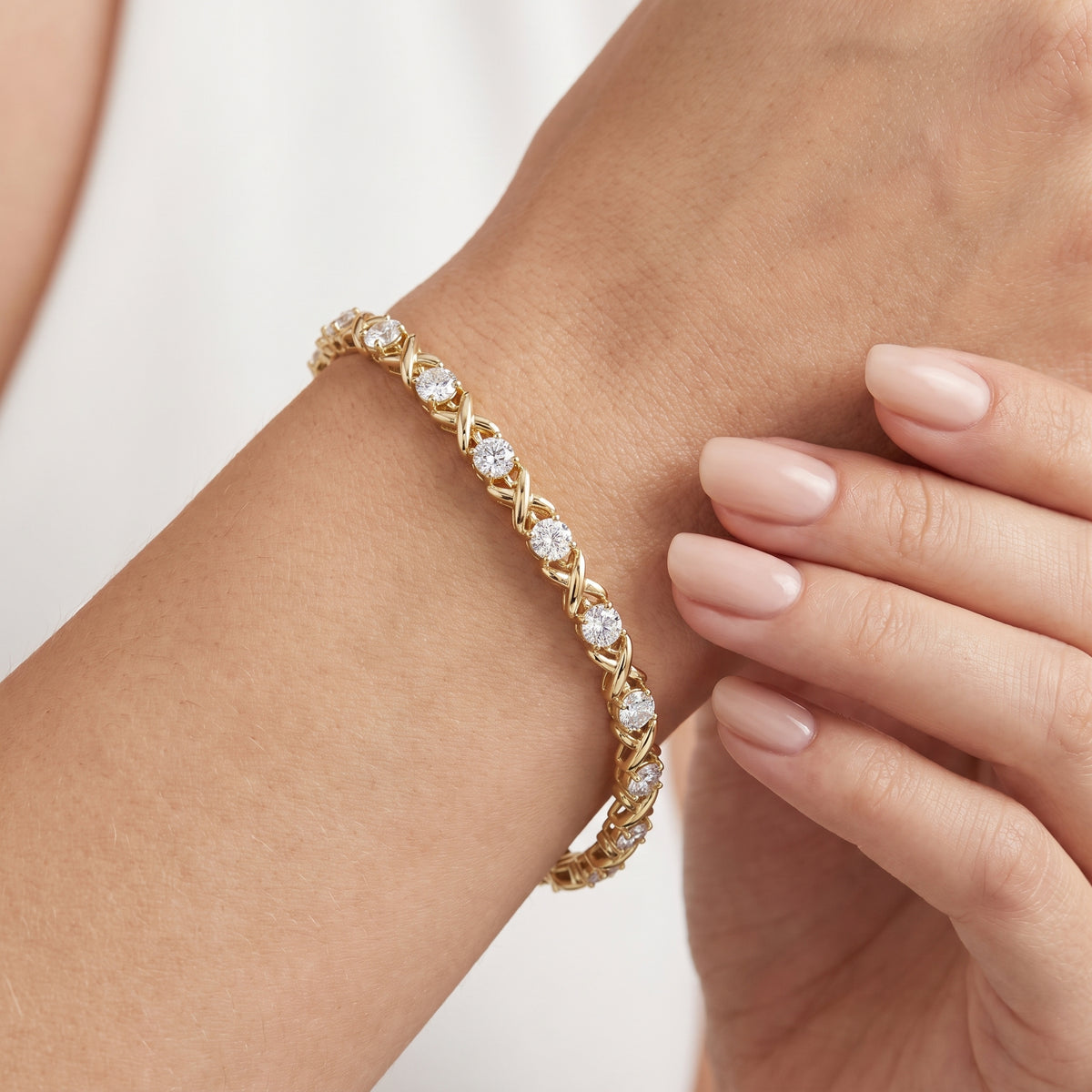 _lifestyle_image@SKU:B9973-LADR05000004Y #metal_10k-yellow-gold+origin_lab-grown+quality_g-si