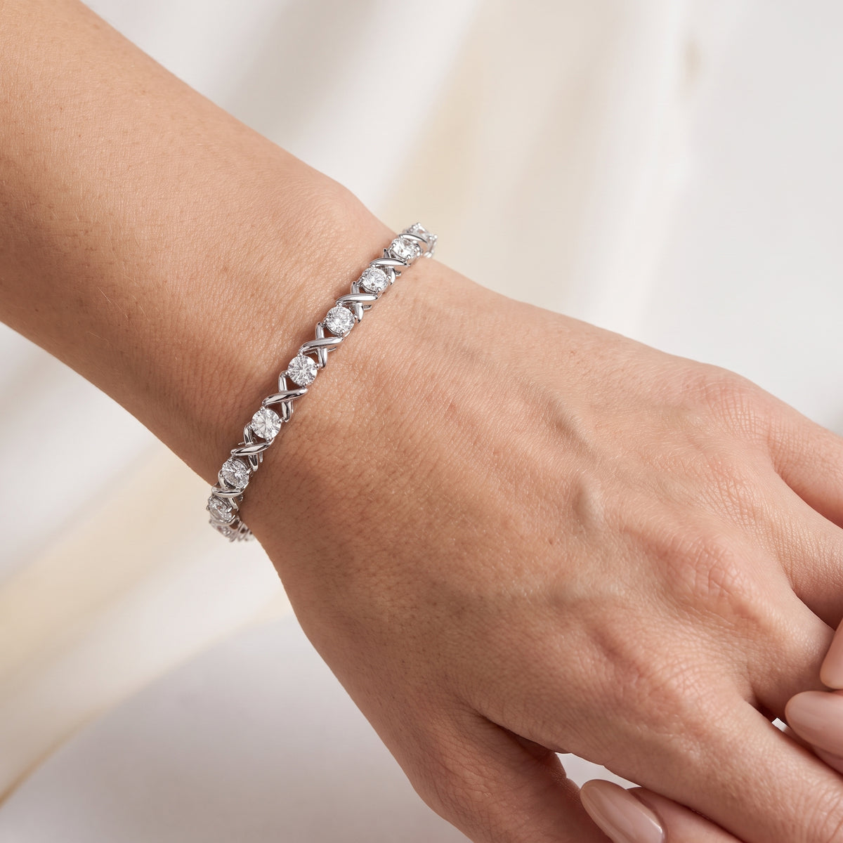 _lifestyle_image@SKU:B9973-LADR0500000DW #metal_silver+origin_lab-grown+quality_g-si