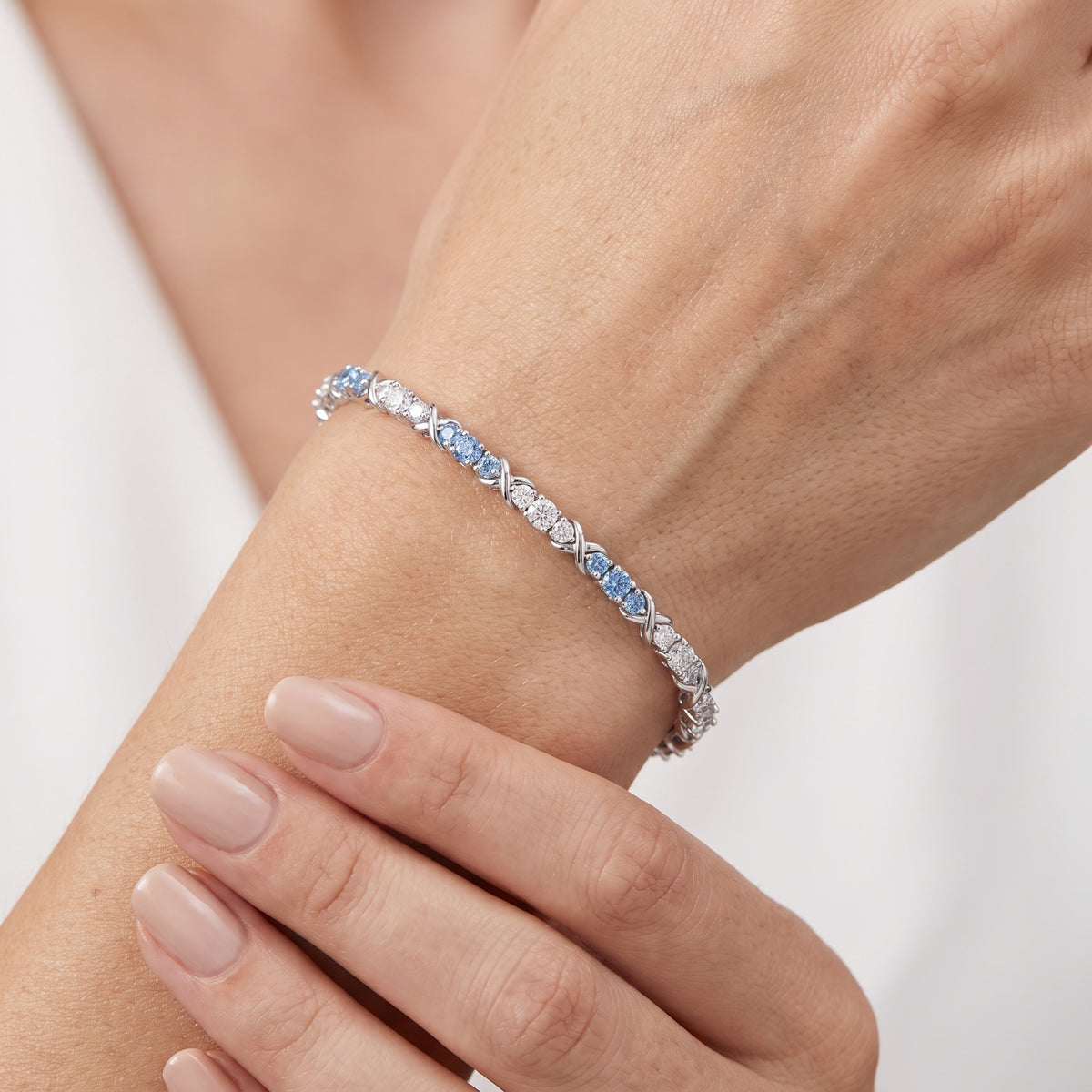 _lifestyle_image@SKU:B997G-AQDR0200000DW #metal_silver+origin_lab-created