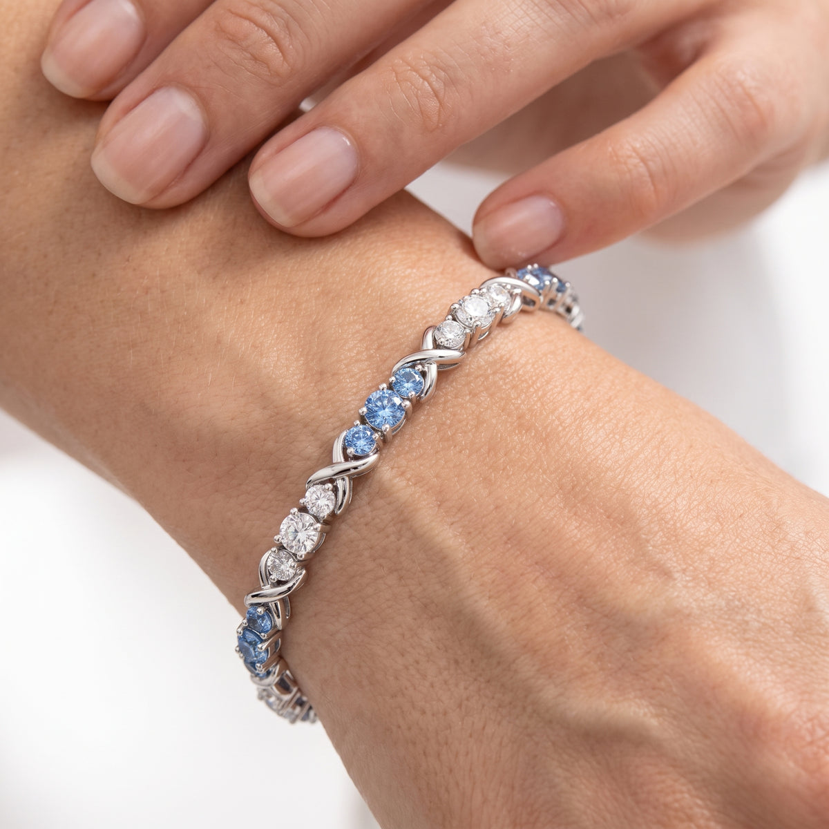 _lifestyle_image@SKU:B997G-AQDR0300000DW #metal_silver+origin_lab-created