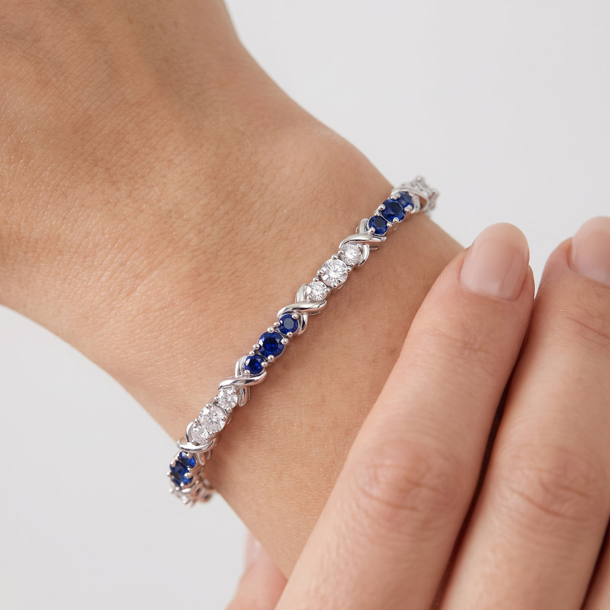 _lifestyle_image@SKU:B997G-BSDR02000004W #metal_10k-white-gold+origin_lab-created