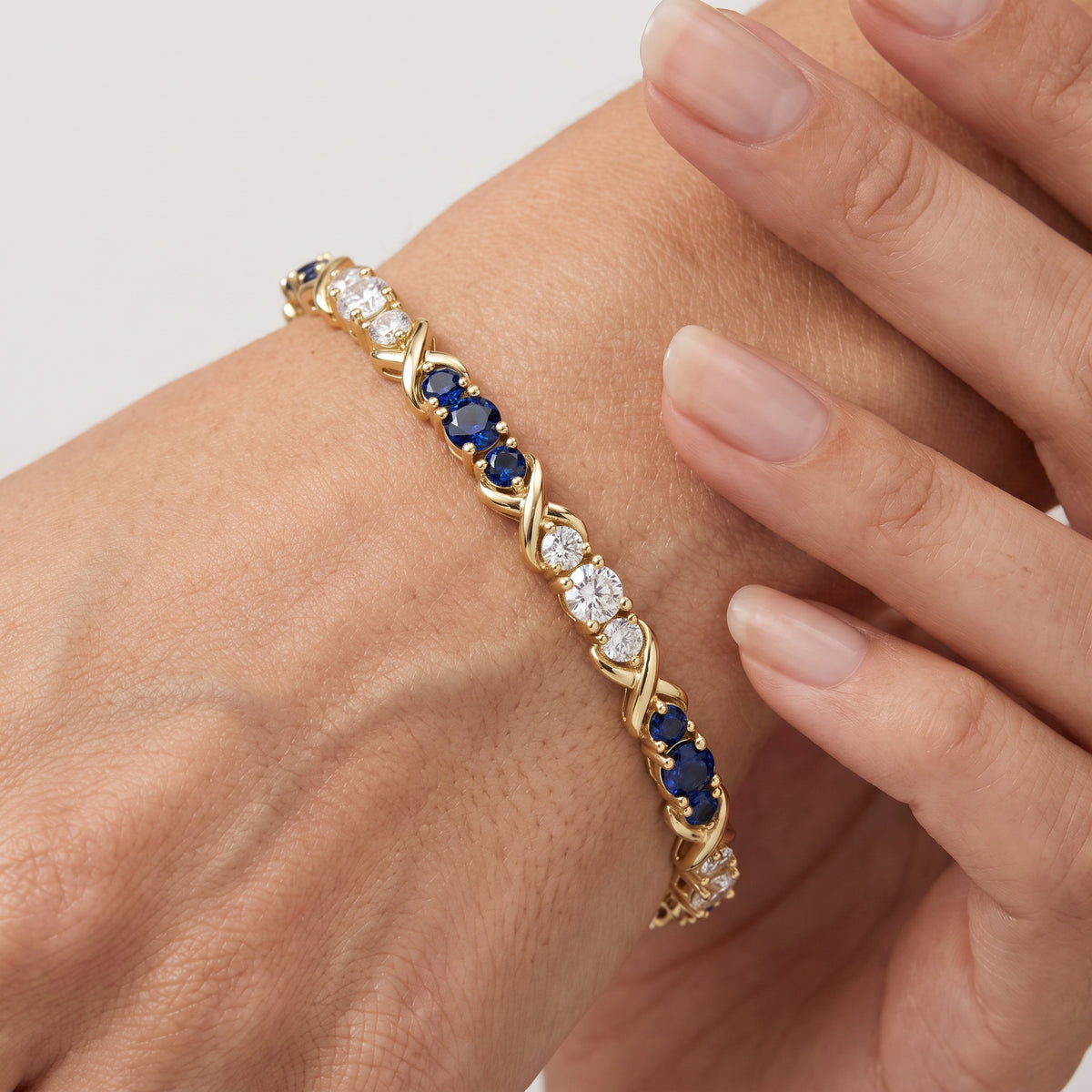 _lifestyle_image@SKU:B997G-BSDR02000004Y #metal_10k-yellow-gold+origin_lab-created