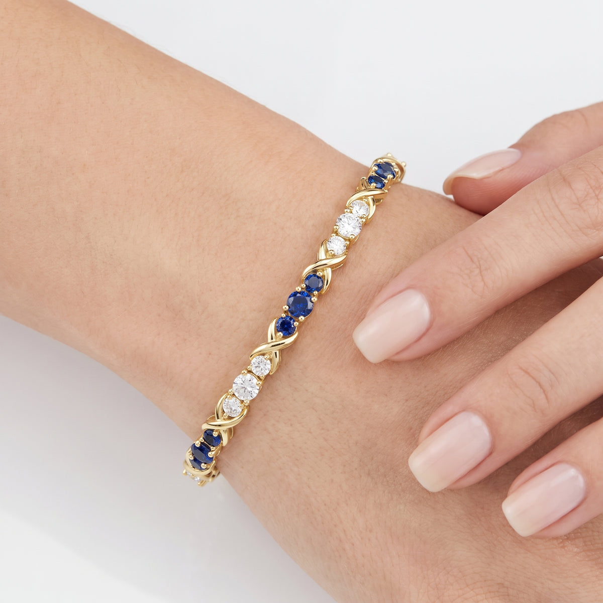 _lifestyle_image@SKU:B997G-BSDR03000004Y #metal_10k-yellow-gold+origin_lab-created