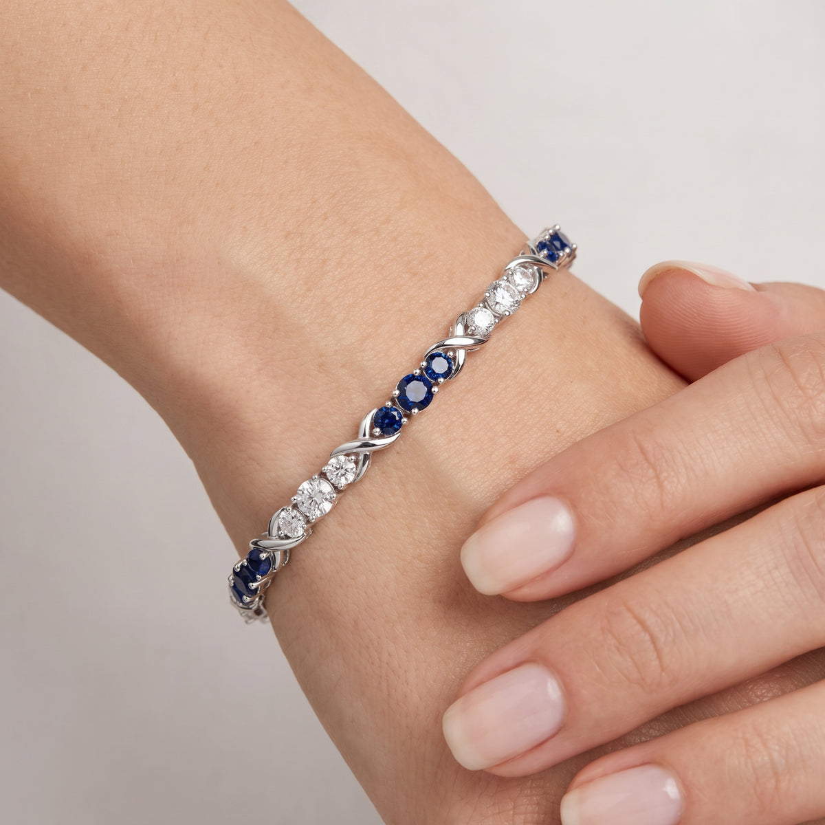 _lifestyle_image@SKU:B997G-BSDR0300000DW #metal_silver+origin_lab-created