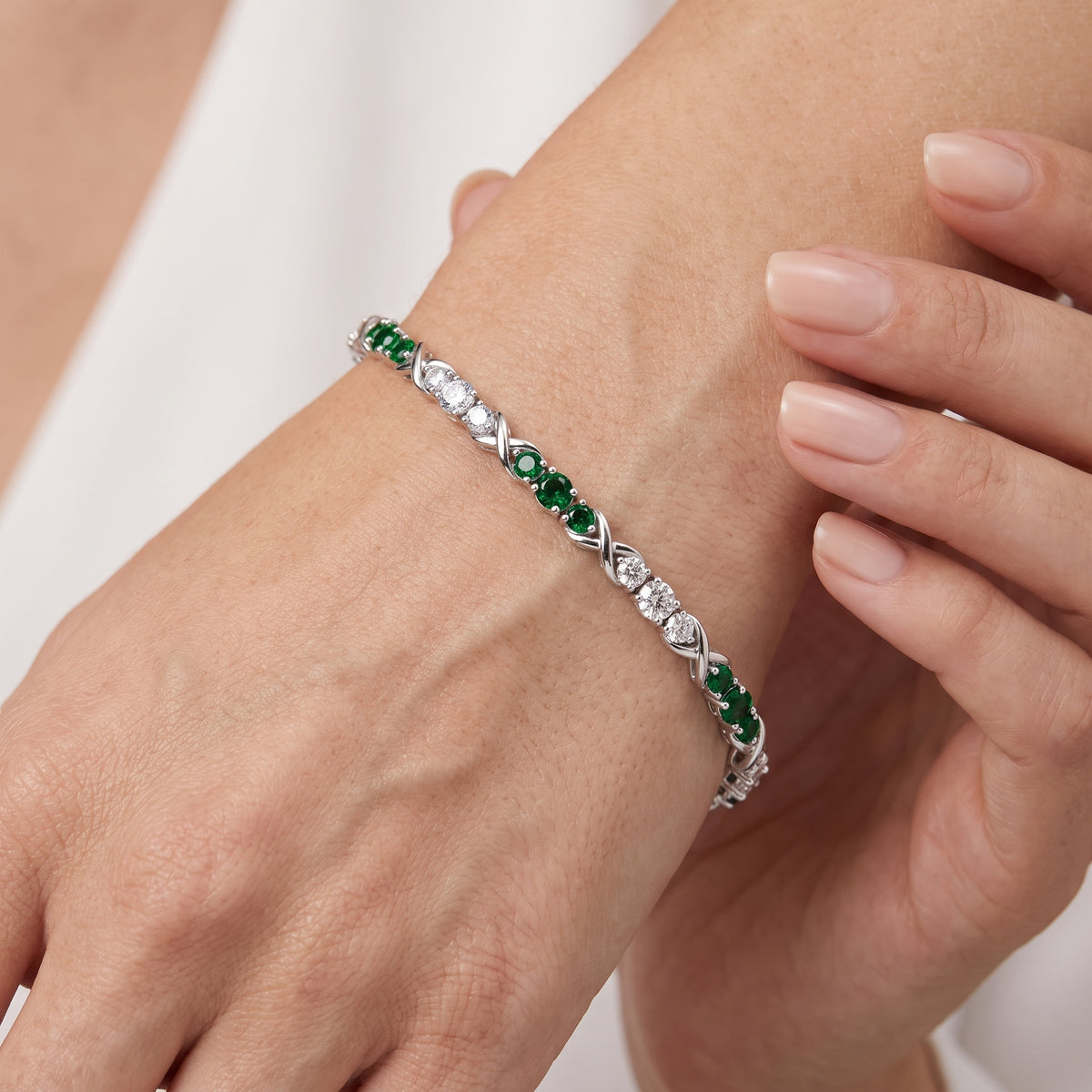_lifestyle_image@SKU:B997G-EMDR0300000DW #metal_silver+origin_lab-created
