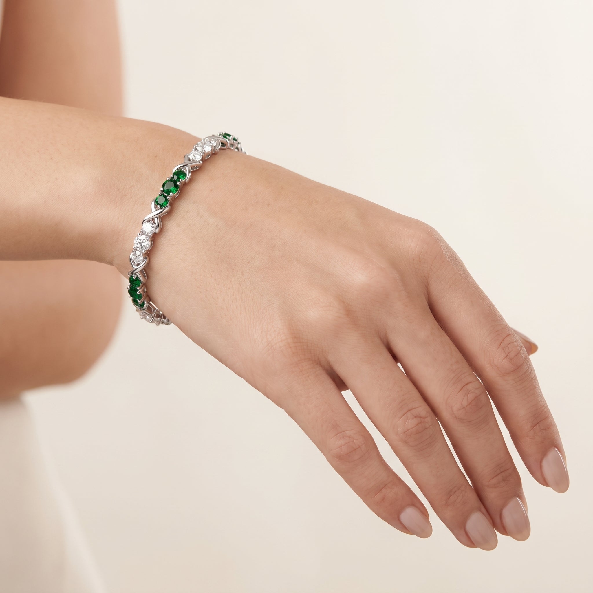 _lifestyle_image@SKU:B997G-EMDR0500000DW #metal_silver+origin_lab-created
