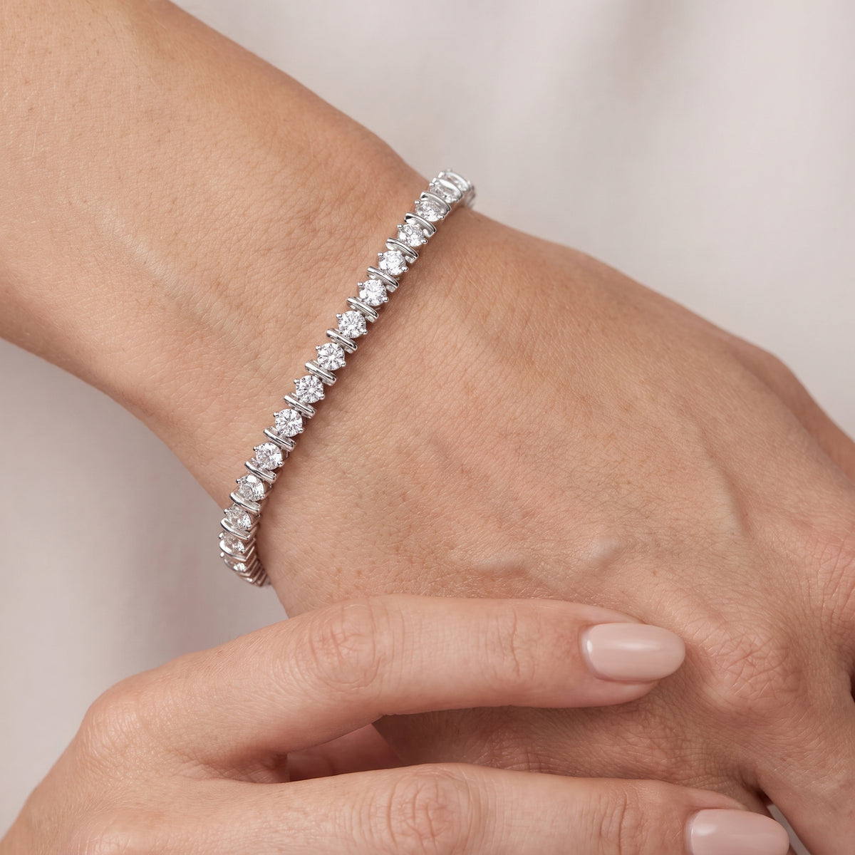 _lifestyle_image@SKU:B9980-LADR03000004W #metal_10k-white-gold+origin_lab-grown+quality_g-si