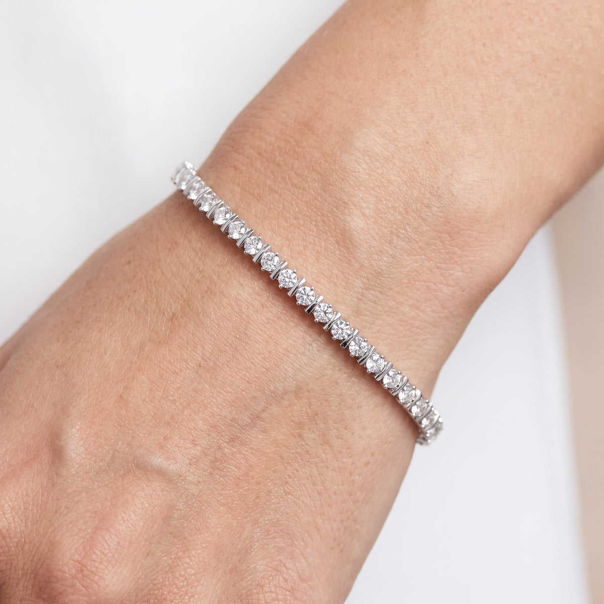 _lifestyle_image@SKU:B9980-LADR0300000DW #metal_silver+origin_lab-grown+quality_g-si
