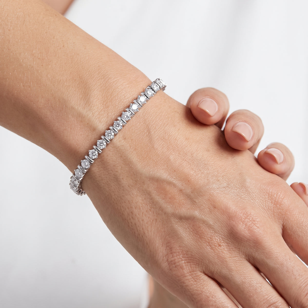_lifestyle_image@SKU:B9980-LADR04000004W #metal_10k-white-gold+origin_lab-grown+quality_g-si