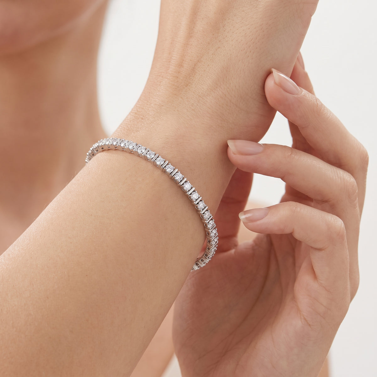 _lifestyle_image@SKU:B9980-LADR07000004W #metal_10k-white-gold+origin_lab-grown+quality_g-si
