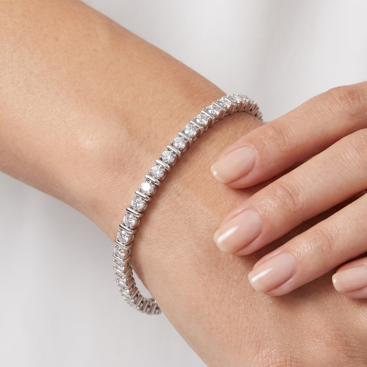 _lifestyle_image@SKU:B9980-LADR0700000DW #metal_silver+origin_lab-grown+quality_g-si