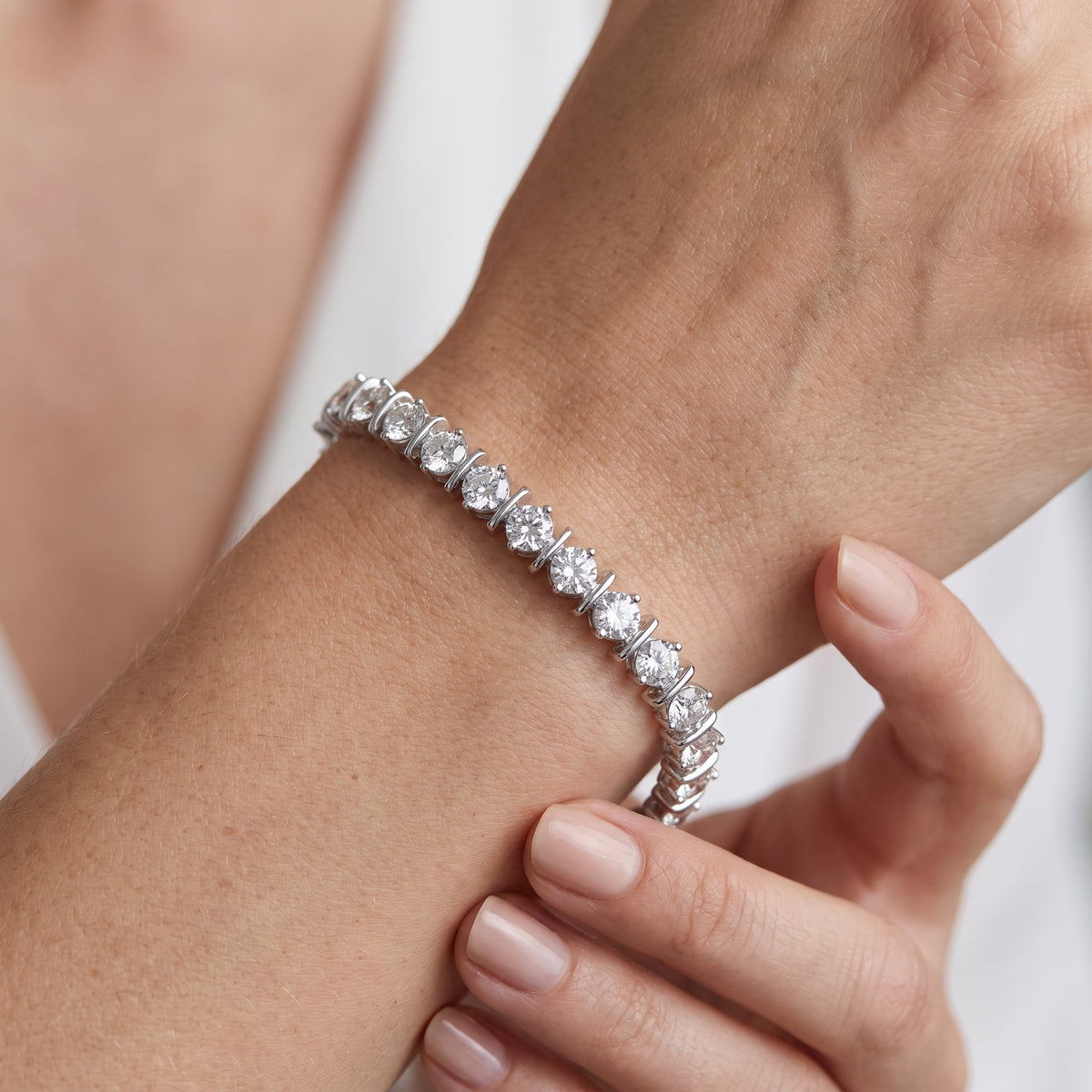 _lifestyle_image@SKU:B9980-LADR1000000DW #metal_silver+origin_lab-grown+quality_g-si