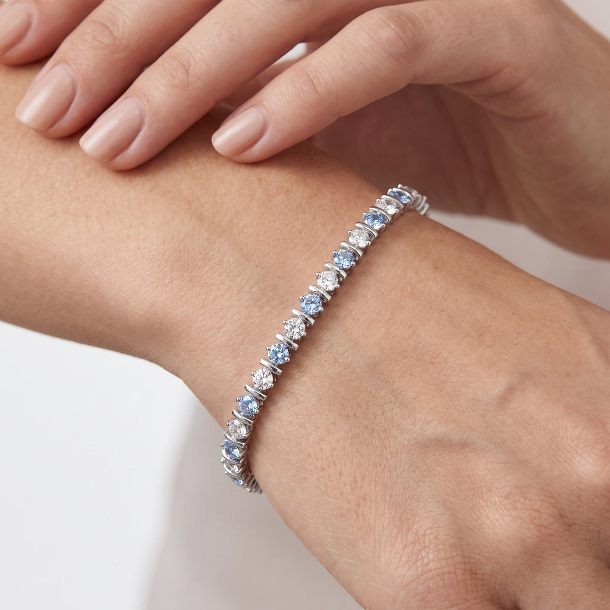 _lifestyle_image@SKU:B998G-AQDR0300000DW #metal_silver+origin_lab-created