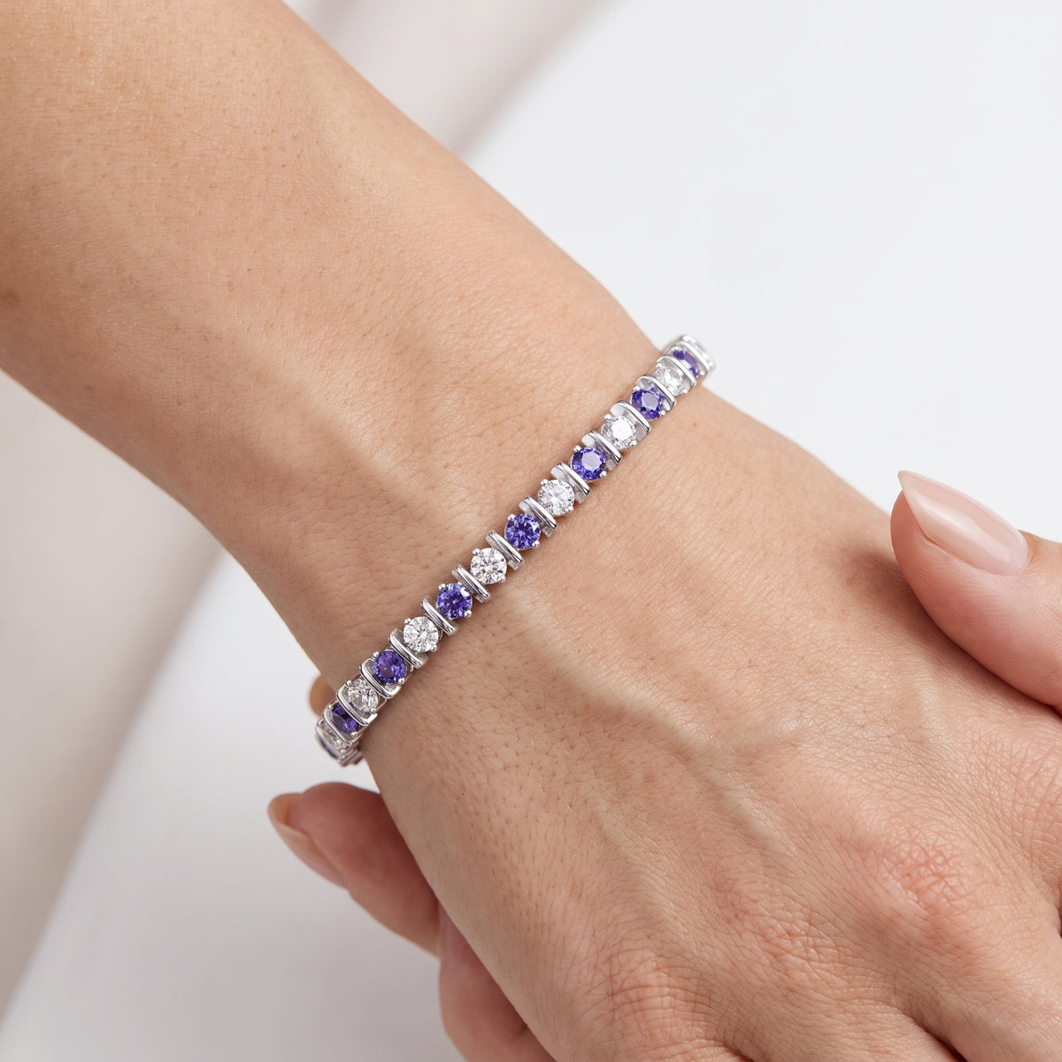 _lifestyle_image@SKU:B998G-AXDR0400000DW #metal_silver+origin_lab-created