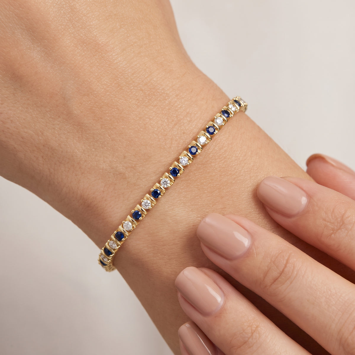 _lifestyle_image@SKU:B998G-BSDR01000004Y #metal_10k-yellow-gold+origin_lab-created