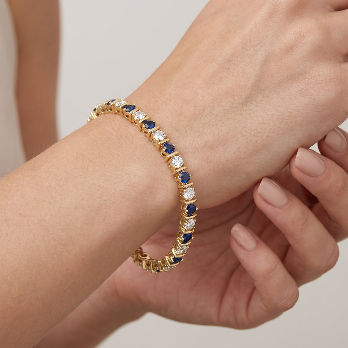 _lifestyle_image@SKU:B998G-BSDR04000004Y #metal_10k-yellow-gold+origin_lab-created
