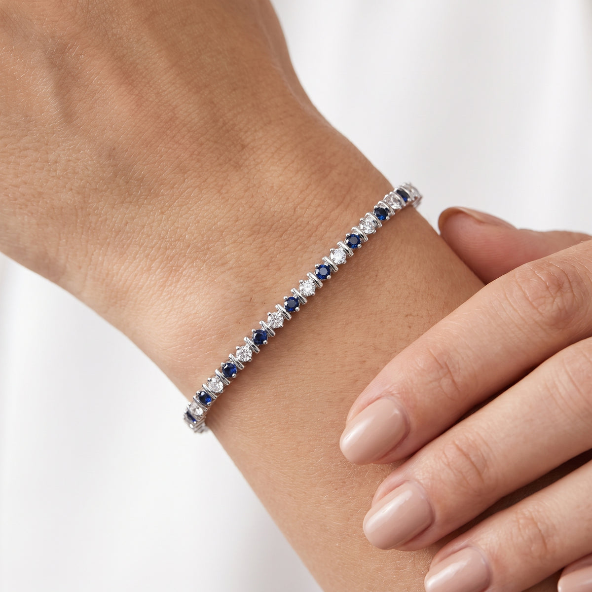 _lifestyle_image@SKU:B998G-BSDR07000004W #metal_10k-white-gold+origin_lab-created