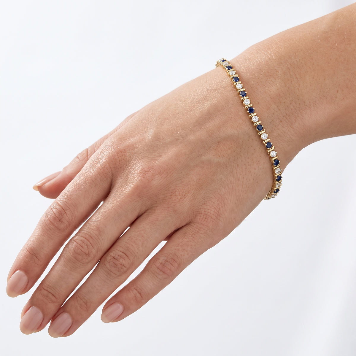 _lifestyle_image@SKU:B998G-BSDR07000004Y #metal_10k-yellow-gold+origin_lab-created