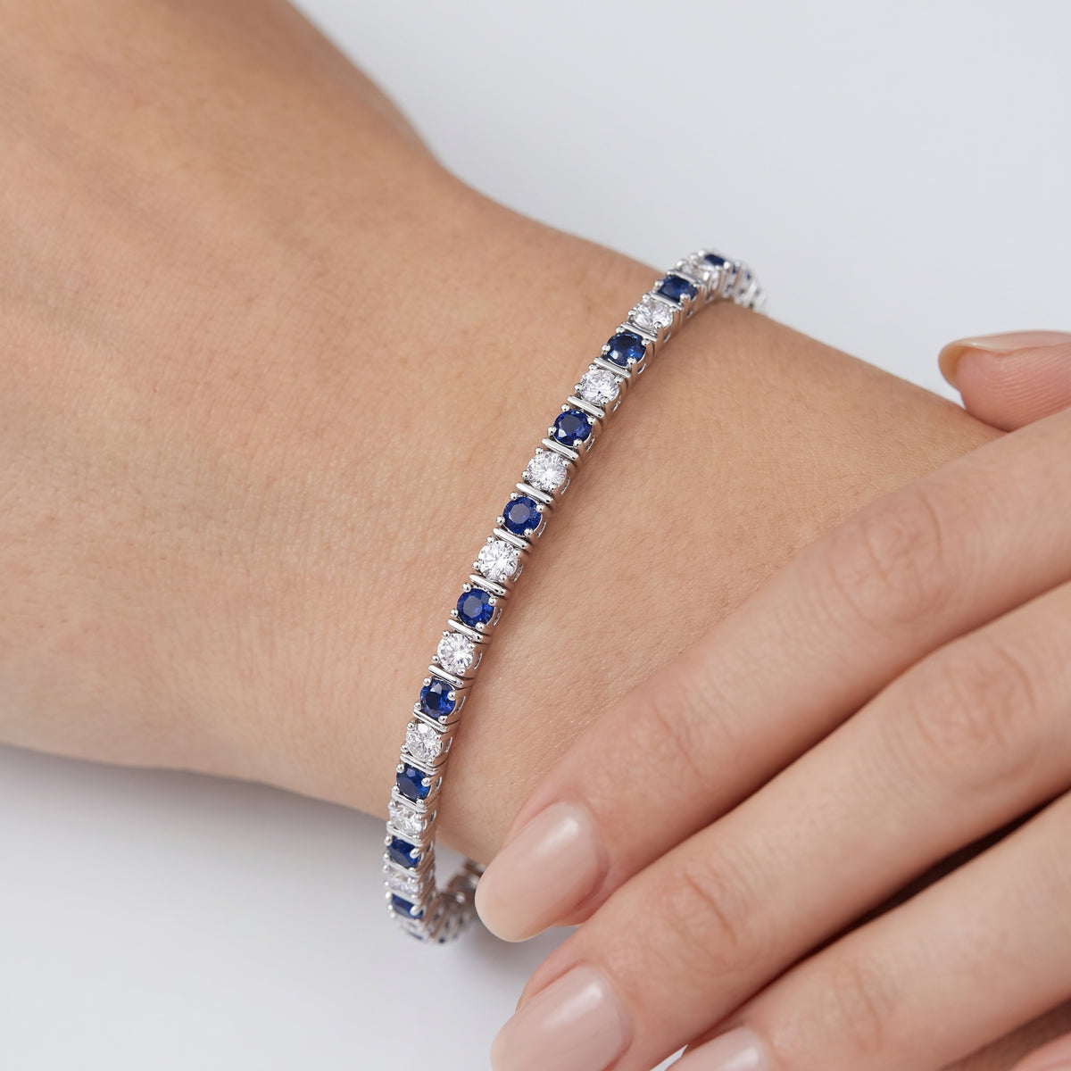 _lifestyle_image@SKU:B998G-BSDR0700000DW #metal_silver+origin_lab-created