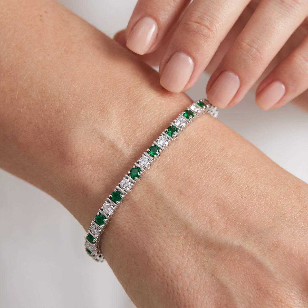 _lifestyle_image@SKU:B998G-EMDR0100000DW #metal_silver+origin_lab-created