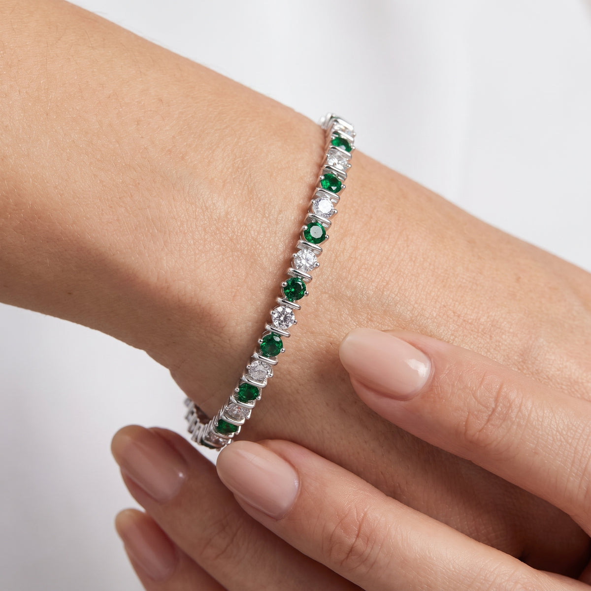 _lifestyle_image@SKU:B998G-EMDR0500000DW #metal_silver+origin_lab-created