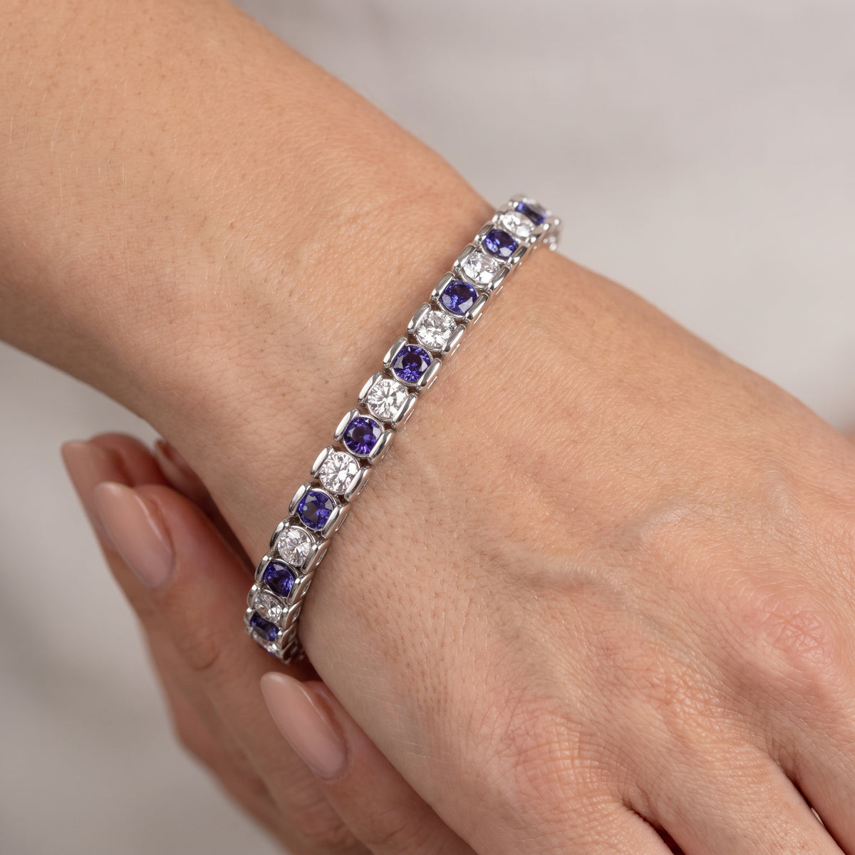 _lifestyle_image@SKU:B999G-AXDR0700000DW #metal_silver+origin_lab-created