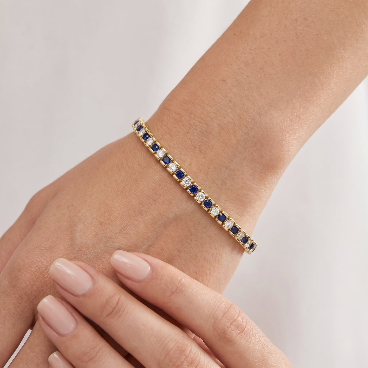 _lifestyle_image@SKU:B999G-BSDR04000004Y #metal_10k-yellow-gold+origin_lab-created
