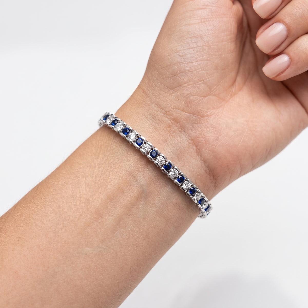 _lifestyle_image@SKU:B999G-BSDR05000004W #metal_10k-white-gold+origin_lab-created