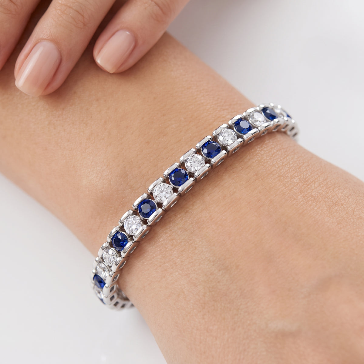 _lifestyle_image@SKU:B999G-BSDR0500000DW #metal_silver+origin_lab-created