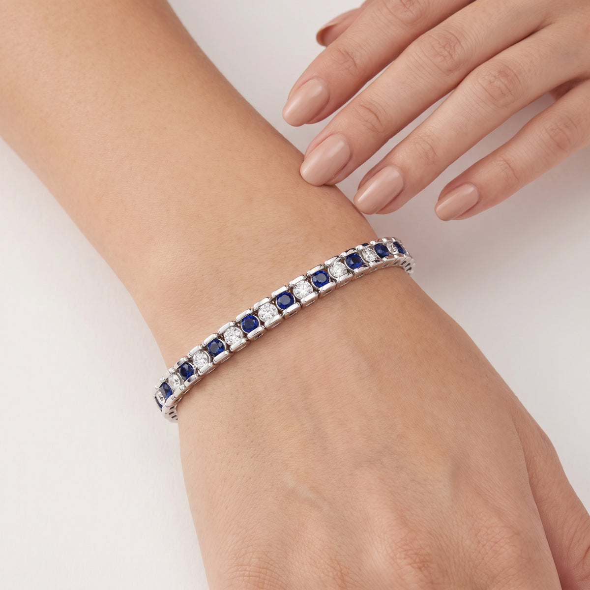 _lifestyle_image@SKU:B999G-BSDR07000004W #metal_10k-white-gold+origin_lab-created