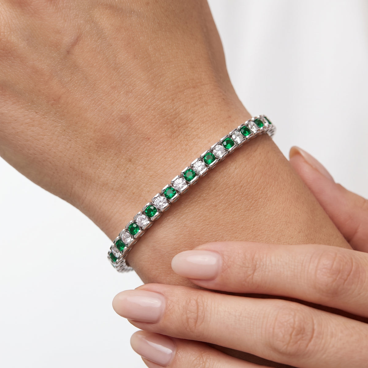 _lifestyle_image@SKU:B999G-EMDR0300000DW #metal_silver+origin_lab-created