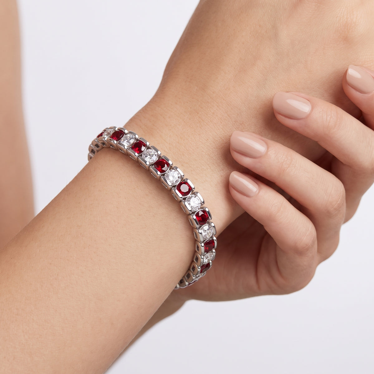 _lifestyle_image@SKU:B999G-RBDR0700000DW #metal_silver+origin_lab-created