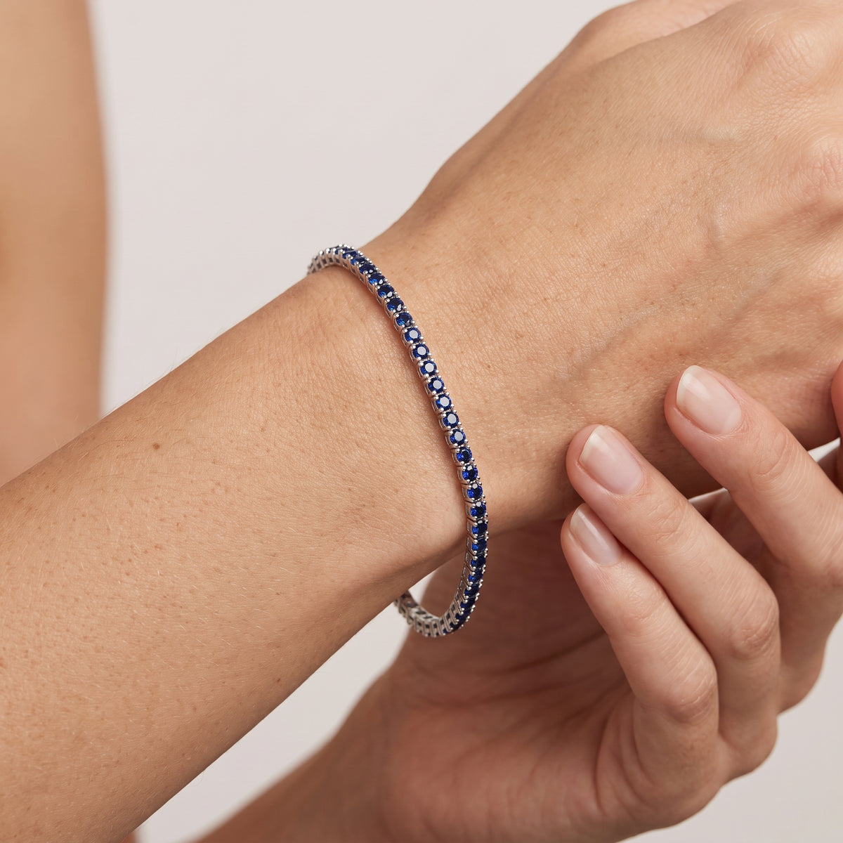 _lifestyle_image@SKU:BG905-BSDR02000004W #metal_10k-white-gold+origin_lab-grown